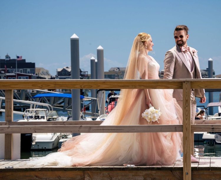 A Picture-Perfect Setup for Lovebirds: